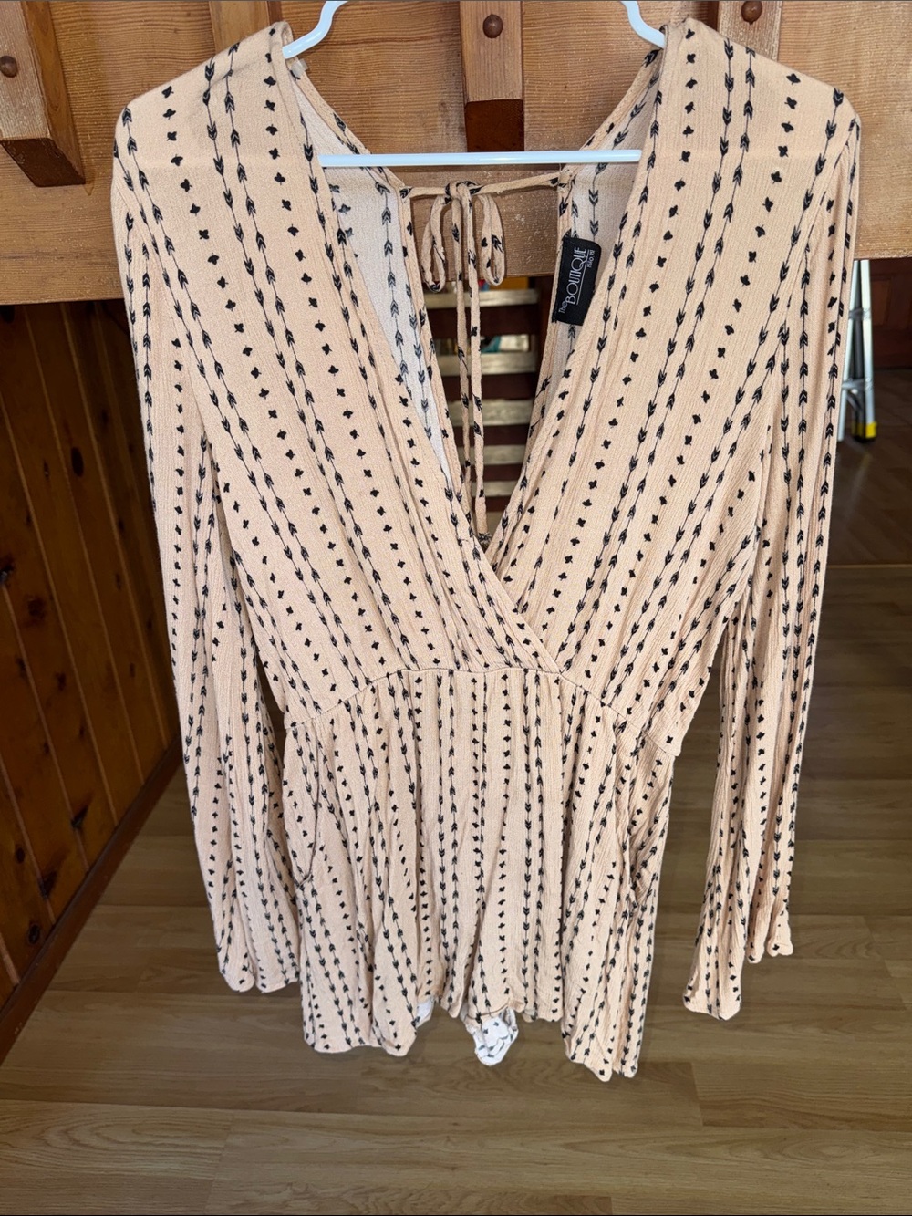 The Boutique Hilo, HI Size Large Beige  black Long Sleeve shirts romper